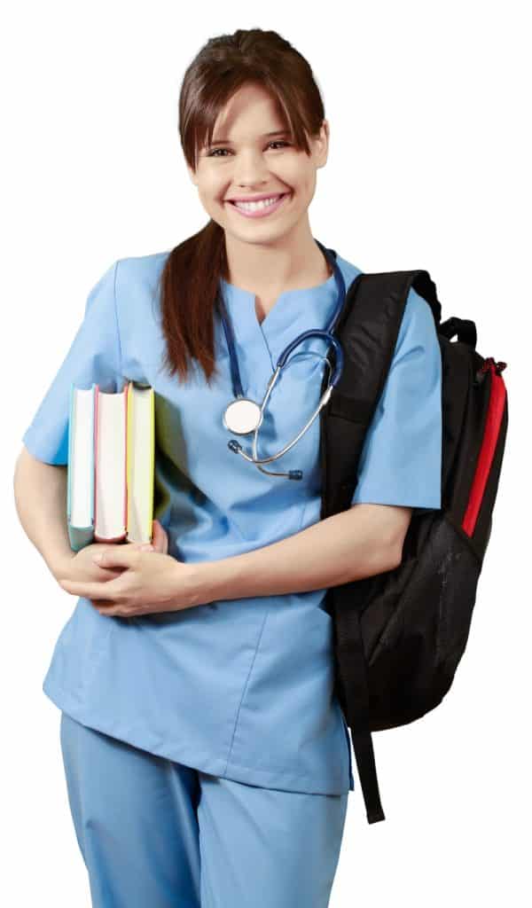 Atractiva joven estudiante de medicina con mochila y libros sobre fondo blanco